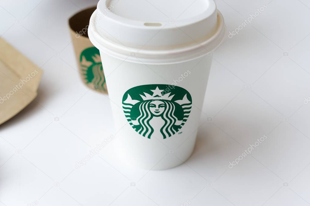 Tazza Starbucks Coffee Con Banderole Tavolo Bianco Illustrare Rifiuti  Plastica - Foto Stock: Foto, Immagini © Datenschutz-Stockfoto 302770878