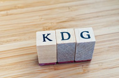 Arka planda ışıklar ile İngilizce Katolik veri koruma yasası Almanca Kdg Katholisches Datenschutzgesetz ile Mektuplar