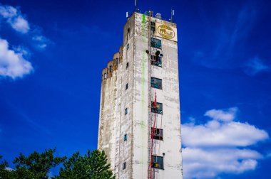 20.05.27 'de Saarbruecken Osthafen Almanya' sında eskimiş renkleri ve kırmızı bir ipi olan eski bir boya dükkanının eski yıpranmış bina silosu fotoğraflandı.