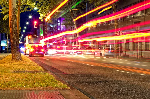 2019 24德国萨尔布鲁肯州的夜市和市中心 街道繁忙 — 图库照片