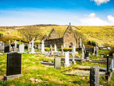 Cork Ireland 'da çekilmiş eski bir kilisenin kalıntılarıyla İrlanda' daki mezarlık. 04 / 19 / 2006