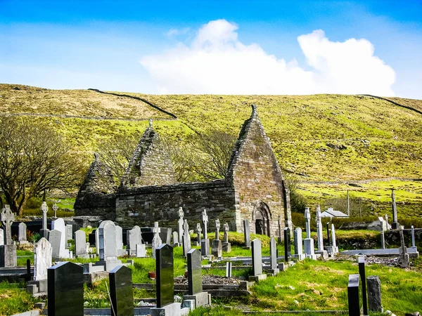 Cementerio Enterrado Irlanda Con Las Ruinas Una Antigua Iglesia Fotografiado —  Fotos de Stock