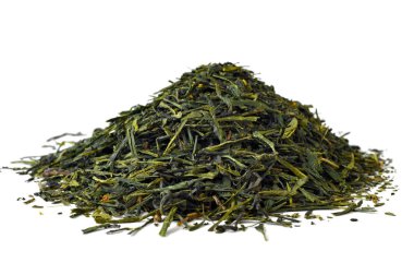 İzole beyaz arka plan üzerinde yığın kuru yeşil çay yaprakları