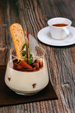 İtalyan tatlı tiramisu espresso kahve kahverengi tablo ile dekore edilmiş