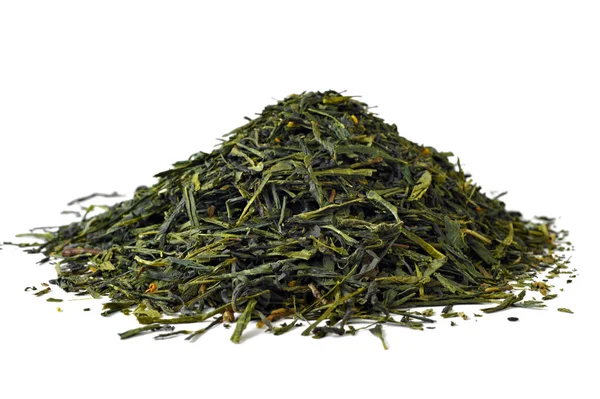İzole beyaz arka plan üzerinde yığın kuru yeşil çay yaprakları