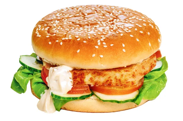 Balık fileto sulu hamburger, yeşil salata yaprakları, taze salatalık ve domates dilimleri