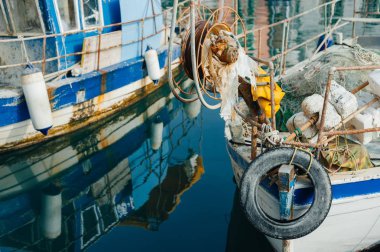 Dock yüzen balıkçı tekneleri balıkçı ile dişli