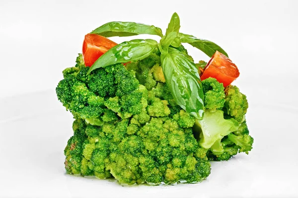 Cavolo broccolo cotto con pomodori e foglie di basilico — Foto Stock