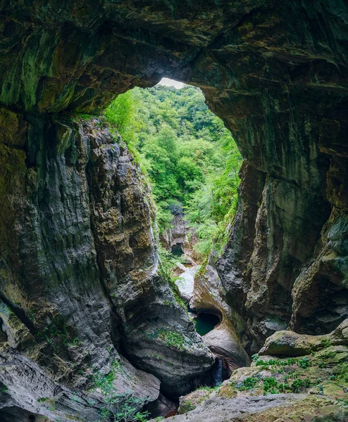 Velká žulová formace jeskyně kocjan v regionálním parku Slovinska — Stock fotografie