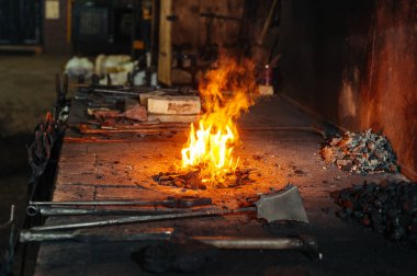 Şömine ve metal aletler ile Demirci demirci