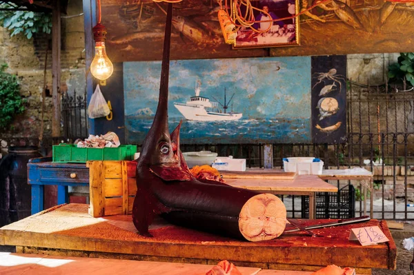 Akdeniz balık sokak pazarında ahşap tezgah üzerinde Marlin