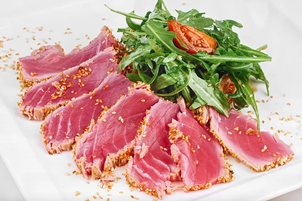 Gegrillter Thunfisch Scheiben Mit Frischen Tomaten Sesam Und Rucola Salat — Stockfoto