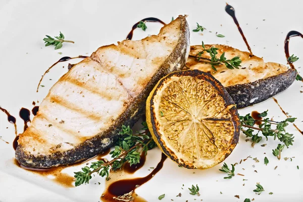 Grilovaný Bílý Rybí Steak Plátkem Citronu Bylinkami Zdobený Balzamikovou Omáčkou — Stock fotografie