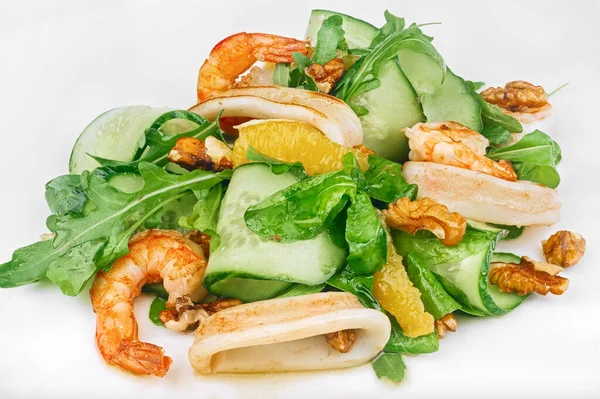 素食生海鲜绿色沙拉 配上黄瓜和橙片 牛油果 鱿鱼环和核桃 用白色隔离开 — 图库照片