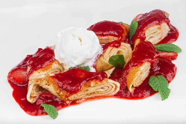 Postre Casero Panqueques Cortados Trozos Con Una Cucharada Helado Vainilla — Foto de Stock