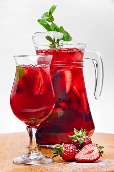 Copo Sangria Morango Com Bagas Frescas Gelo Hortelã Jarra Tábua Fotografias De Stock Royalty-Free