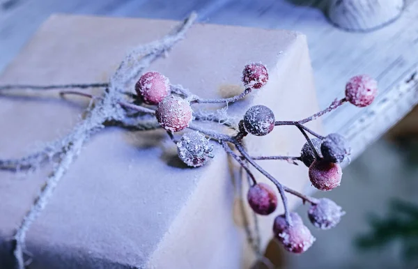 Dekoratif el yapımı kış tatili hediye paketi ahşap tahtaya bağlanmış, kremayla kaplı.