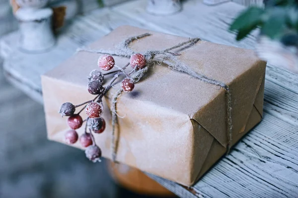 Dekoratif el yapımı kış tatili hediye kutusu. Tahtaya ip bağlanmış, suni kremayla kaplı.