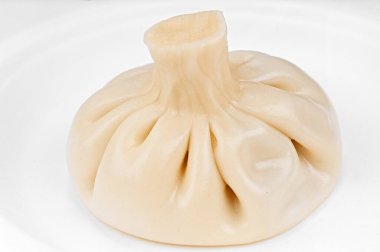 Beyaz tabakta ev yapımı sulu khinkali hamur tatlısı.