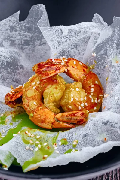 İki lezzetli karides, susam tohumları ve yeşil yosun sosuyla geleneksel Asya yemeği hazırladım.