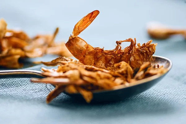 Tradiční Asijské Mořské Plody Sušené Oranžové Krevety Lžíci Modrém Pozadí — Stock fotografie