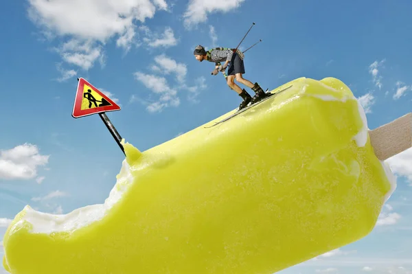 Mini Skieur Montagne Descendant Rapidement Une Colline Crème Glacée Avec — Photo