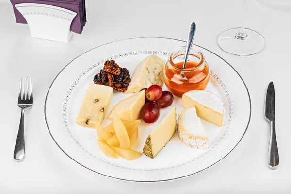 Geleneksel Fransız Mutfak Peyniri Tabağı Beyaz Masada Beş Çeşit — Stok fotoğraf