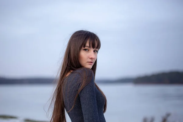 Schöne Junge Frau Posiert Winter Freien Und Schaut Die Kamera — Stockfoto