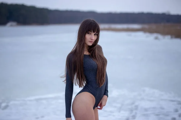 Bela Jovem Mulher Bodysuit Cinza Escuro Posando Livre Inverno Olhando — Fotografia de Stock