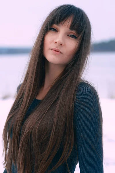 Bela Jovem Mulher Posando Livre Inverno Olhando Para Câmera — Fotografia de Stock