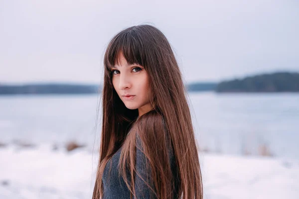 Schöne Junge Frau Posiert Winter Freien Und Schaut Die Kamera — Stockfoto
