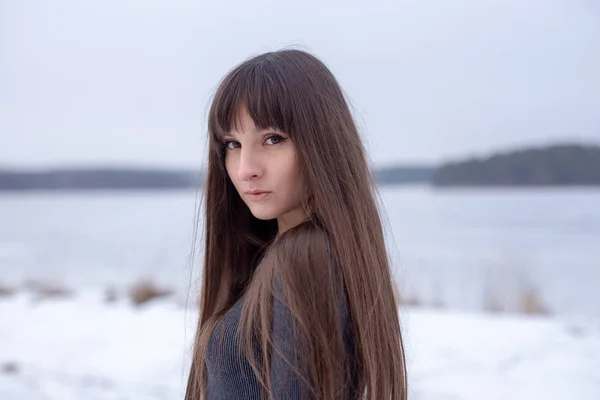 Όμορφη Νεαρή Γυναίκα Θέτοντας Εξωτερικούς Χώρους Χειμώνα Και Βλέπουν Φωτογραφικών — Φωτογραφία Αρχείου