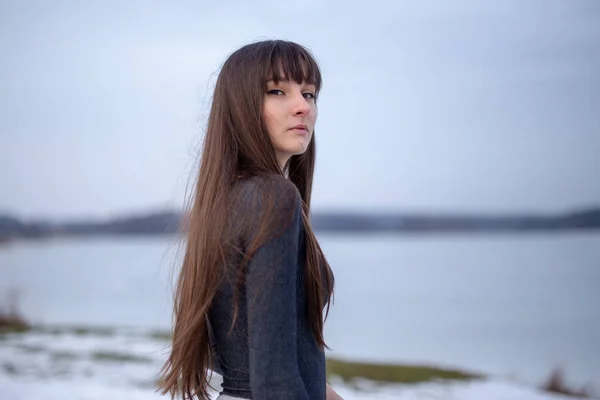 Bela Jovem Mulher Posando Livre Inverno Olhando Para Câmera — Fotografia de Stock