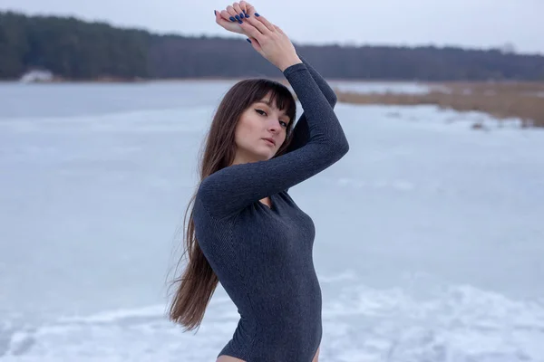 Beautiful Young Woman Posing Outdoors Winter Looking Camera — Stock Photo, Image