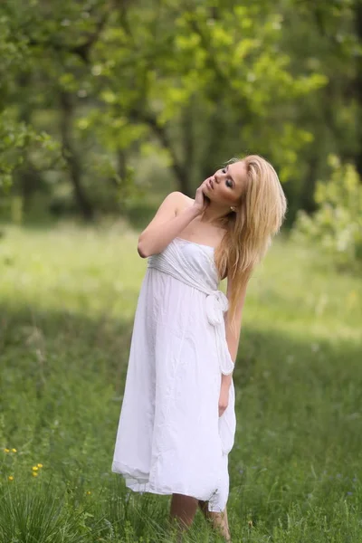 Elegante Con Colorido Vestido Niña Campo Verano Colorido Paisaje Primavera — Foto de Stock