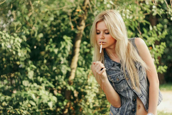 Lány Portré Dohányzás Csípő Stílusban Fekete Háttér Szépség Portré Closeup — Stock Fotó