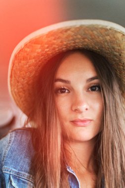 Retro yüz portre şapka güneş, herhangi bir amaç için büyük tasarım. Yaz modası, tatil. Güzellik modeli. Güzellik yüzü.