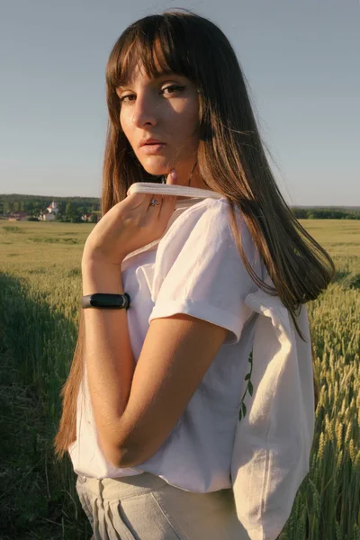 녹색 배경에 소녀 필드 여름 농업. 농업 풍경. 화창한 날. 여름. — 스톡 사진