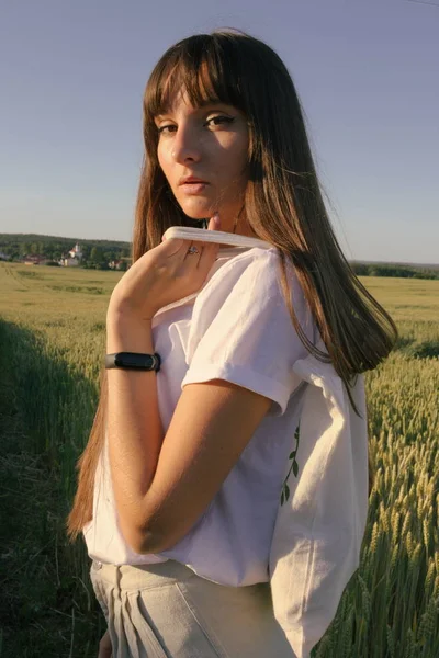 Girl field summer agriculture on green background. Agricultural landscape. Sunny day. Summer season. — Stock Photo, Image