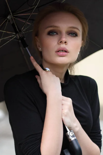 Joven linda chica con paraguas mirando a la cámara — Foto de Stock