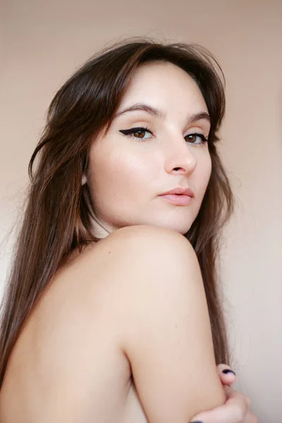 Brunette spa girl. Glamour makeup. Sexy woman portrait. — Stock Photo, Image