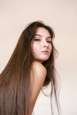 Esmer spa kızı. Göz kamaştırıcı makyaj. Seksi kadın portresi.