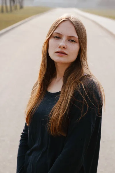 Menina Jovem Fora Retrato Ventoso — Fotografia de Stock