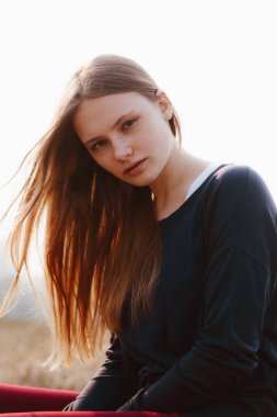 Dışarıdaki genç kız rüzgarlı bir portre