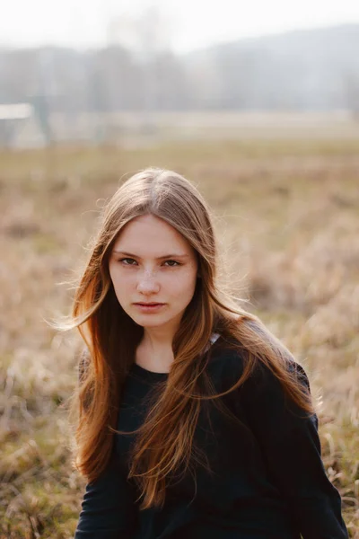 Fiatal Lány Kívül Szeles Portré — Stock Fotó