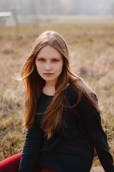 Menina Jovem Fora Retrato Ventoso — Fotografia de Stock