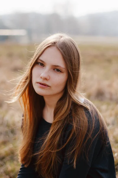 Menina Jovem Fora Retrato Ventoso — Fotografia de Stock