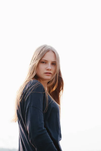 Menina Jovem Fora Retrato Ventoso — Fotografia de Stock