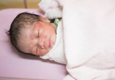 Yeni doğan bebeklerin fotoğraflarını kapatın.