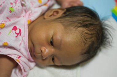 Çocuk yatağı üzerinde yalan söylüyor.